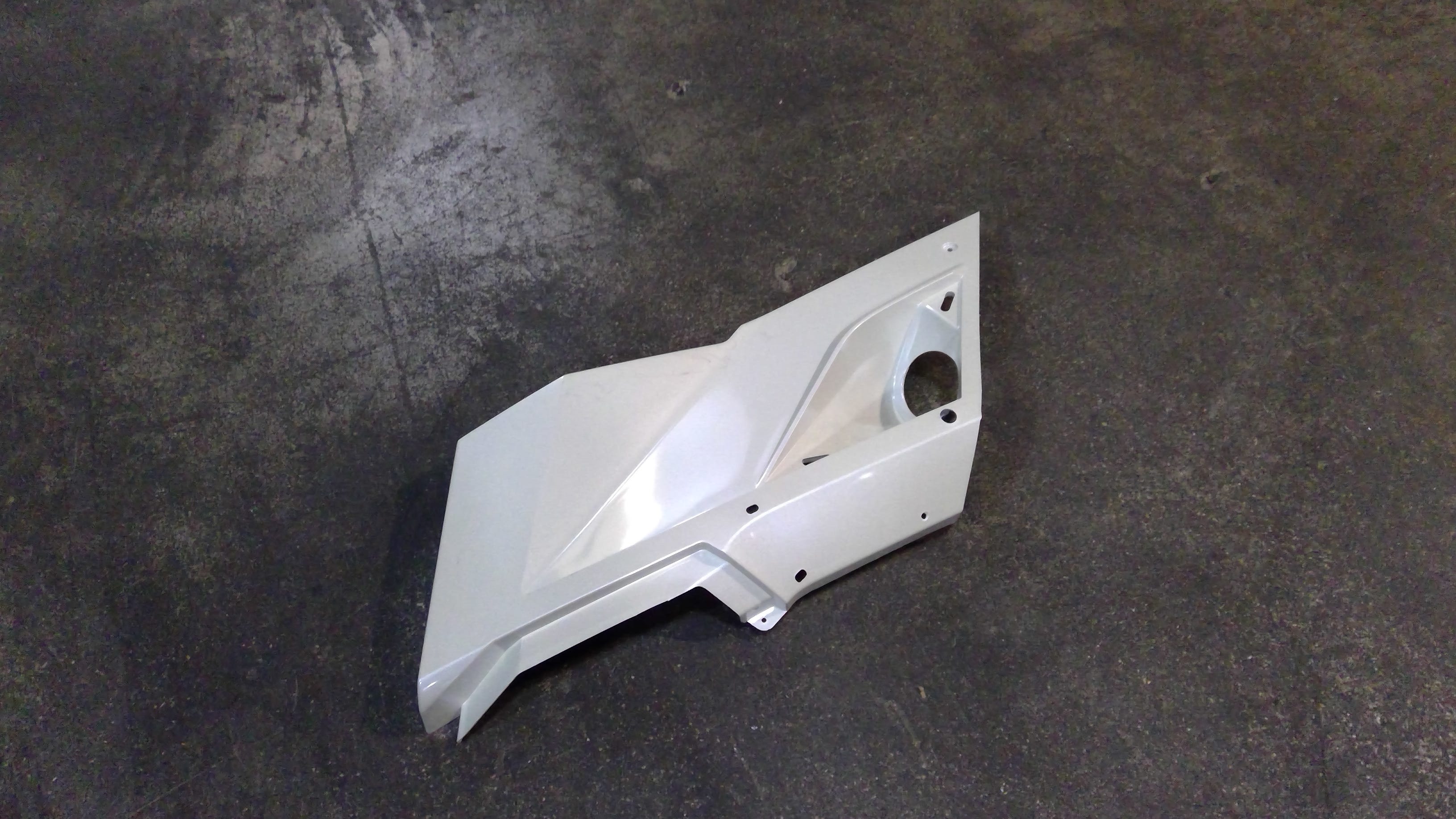 Can-Am White RH REAR Lateral PANE, OEM Part # 705008353