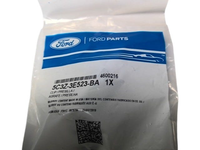 Ford New 2005-2007 Fits Ford F-250 Super Duty / F-350 Super Duty / F-450 Super Duty Clip Base No. 3e523a, Part # 5C3Z3E523BA
