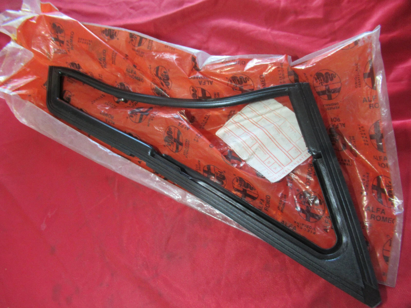 Fits Alfa Romeo Spider Right Front Window Vent Rubber Seal, OEM Part # 60566999